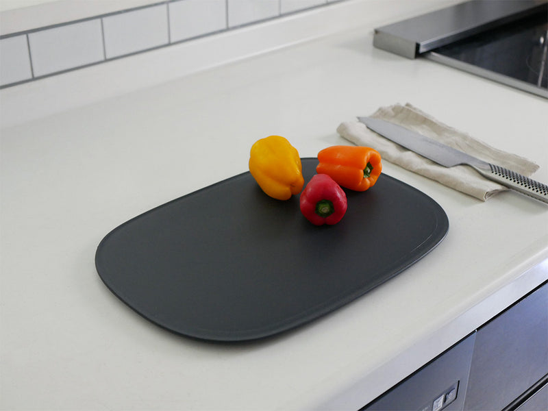 marnaのABS樹脂とポリウレタン製まな板が木目調のキッチンカウンター上に置かれている