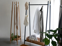 オーク無垢材とラタンバスケットを備えた【NOWHERE LIKE HOME】コートハンガー