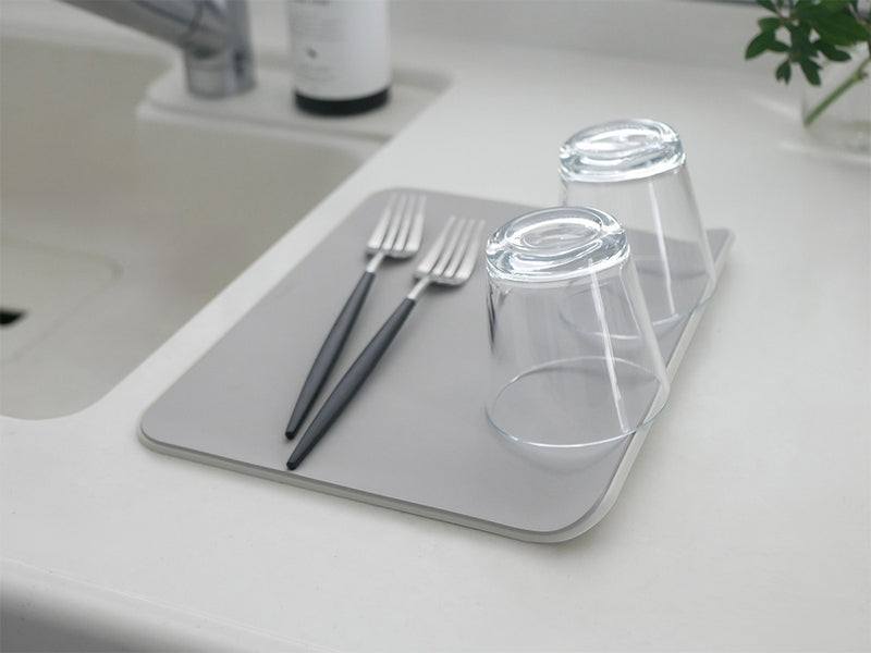 スッタの超速乾・超吸水2way水切りマット&クロスがシンク周りに配置されたキッチンの風景