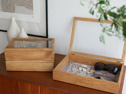 クレエのスタッキング可能なパイン材製ジュエリーボックス、木製の蓋が付いたデザイン