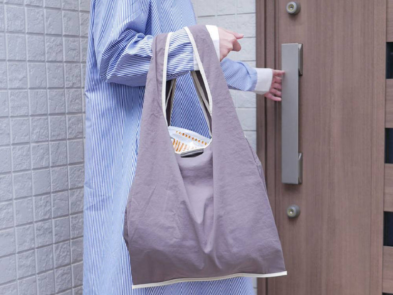 しっとりグレーのシワ加工ナイロン製エコバッグ、ショルダーストラップと内ポケット付き