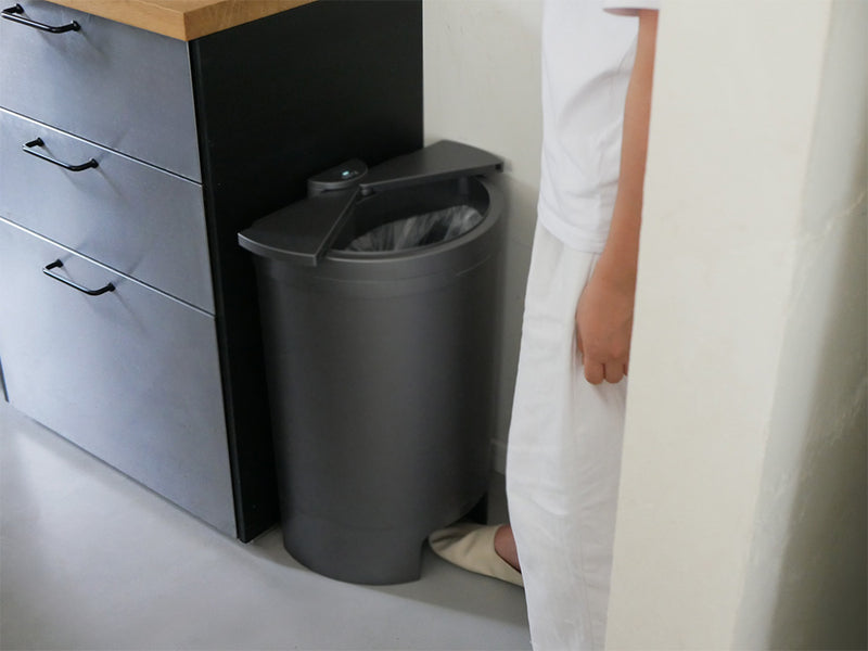 DiETZ(ディーツ)のスライド開閉フットセンサー搭載シルバーカラー30リットルプラスチック製ダストボックス。家庭用リサイクルビン。