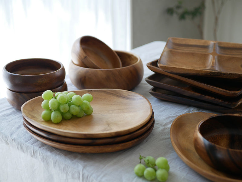 選べるやさしいアカシア食器セット。天然木アカシア製のエッグ型トレー、スクエアトレー、ラウンドボウルが並ぶテーブルウェア