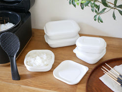 marna(マーナ)製極冷凍ごはん容器に入った炊きたてご飯と蓋の写真