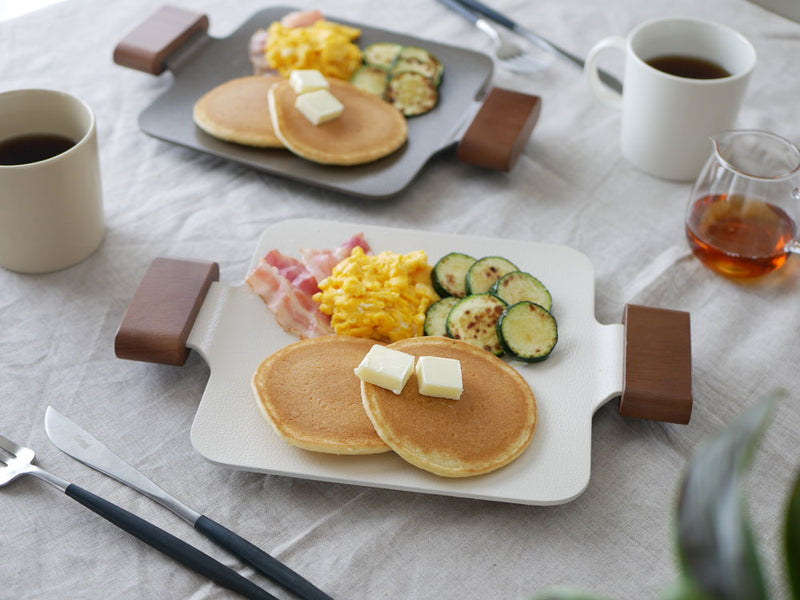 ドクターハウズ ソリッドミニグリルパンに盛られた朝食用パン