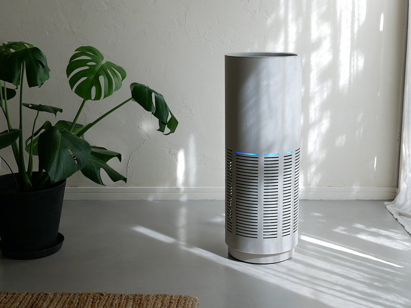 カドーLEAF 320i空気清浄機がリビングルームの木製フローリング上に設置されている様子