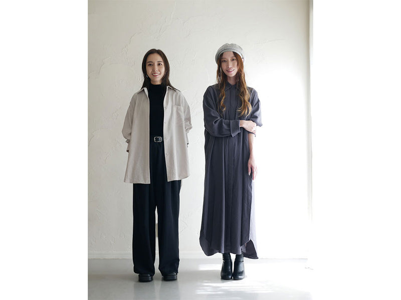 デニム素材の大人カジュアルシャツワンピース。襟や袖、ポケットが特徴的で立って着用している姿