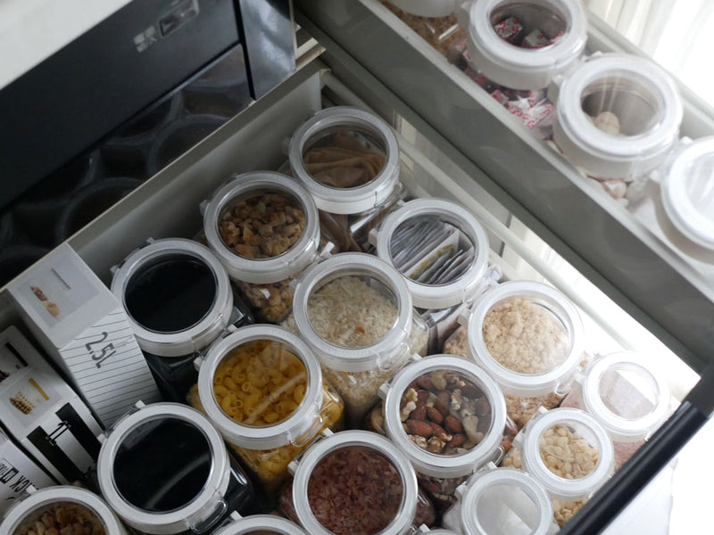 キッチンの引き出しに整然と並べられたフレッシュロック透明保存容器セット