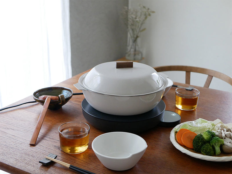 KINTOキントーの琺瑯×天然木IH卓上鍋KAKOMIとスチームプレートのセット。サンドベージュとチャコールカラーが特徴。