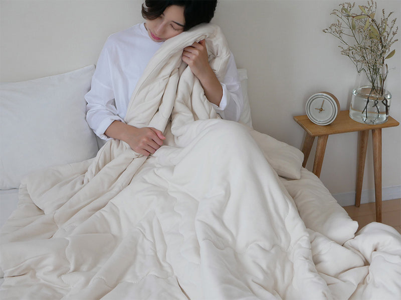 ココマニのシングルサイズ肌掛け布団が整えられた快適なベッド