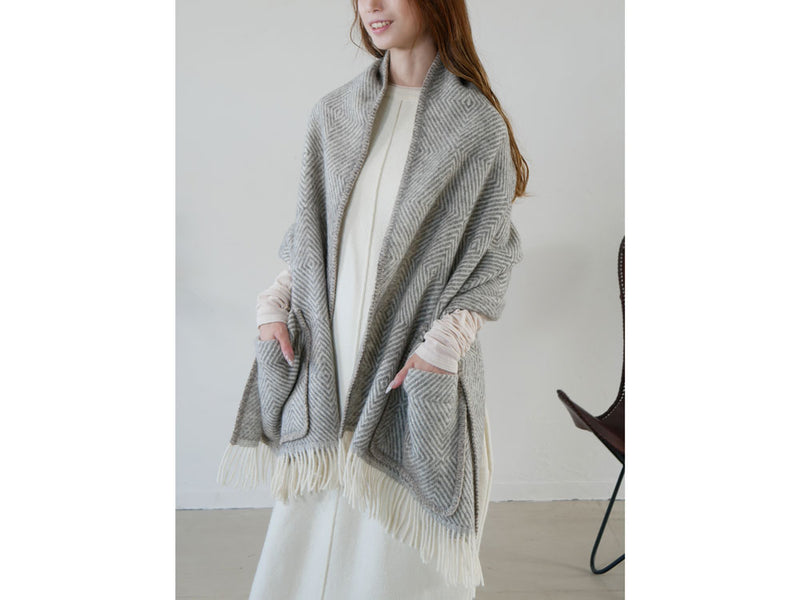 リトアニア製ラプアン カンクリ MARIA 100%ウールポケットショール、グレーとホワイトの色合い