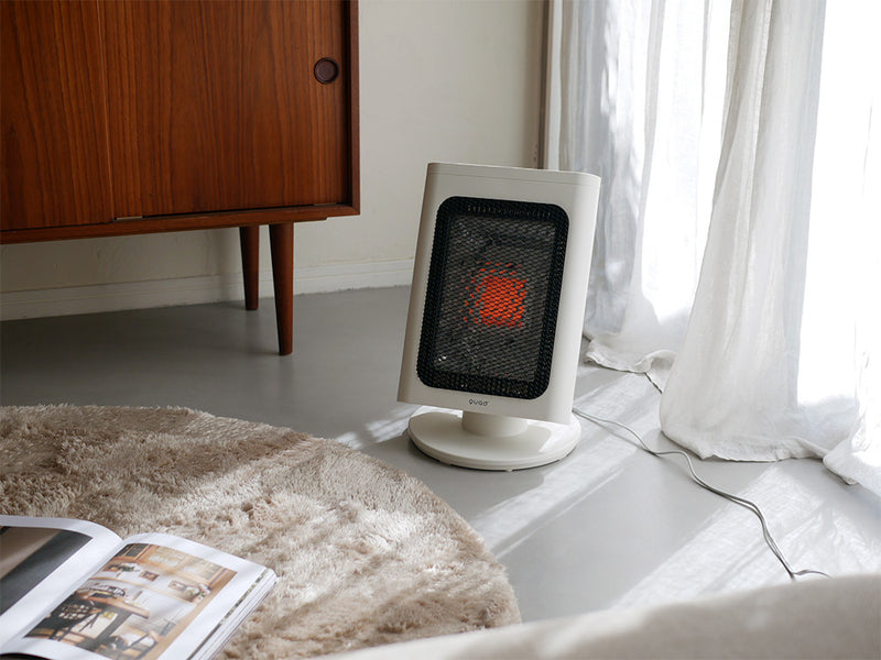 QUADS省エネリフレクトストーブ リフレカ IV アイボリーカラーの家庭用電気ストーブ。高さ約41.2cm、幅27cmでコンパクトなデザインと3段階の運転モードを備えています。