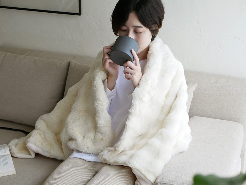 QUADS(クワッズ)の掛敷両用電気毛布「toron」のポリエステル製毛布が柔らかく広げられ、冬の快適な睡眠をサポートする様子を示す画像