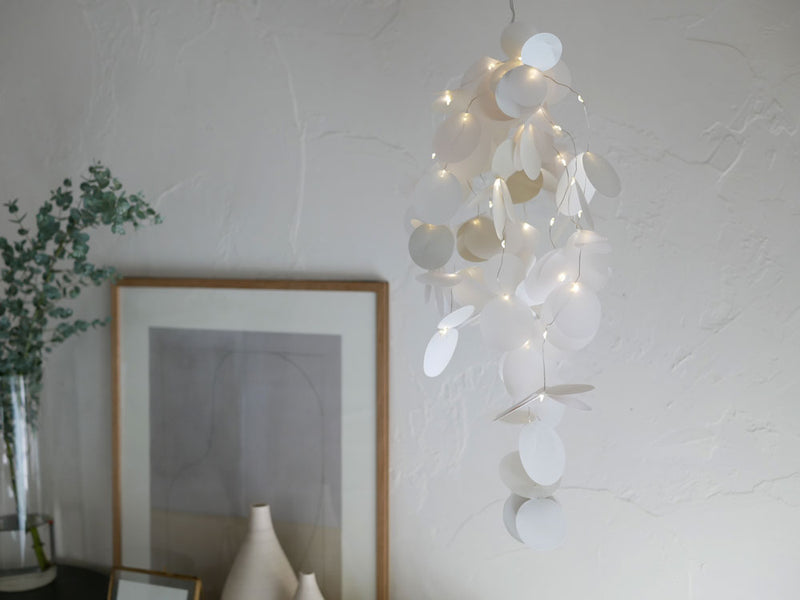 raderのMoon Light Tall、自然素材の紙とLEDを使用した高さ約50cmのシャンデリアタイプの照明器具