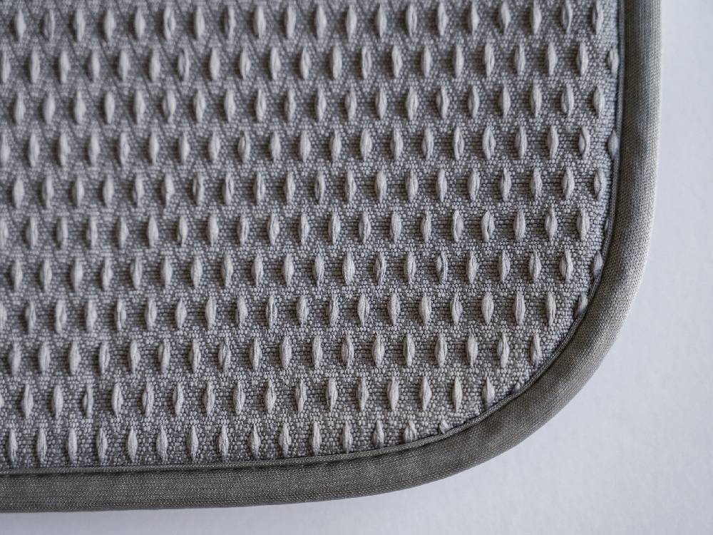 グレーとシルバーのメッシュデザインを持つポリエステル製水切りマット、カーボンファイバー繊維使用