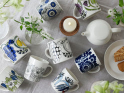 アラビアデザインマグシリーズの青と白の磁器製マグカップ