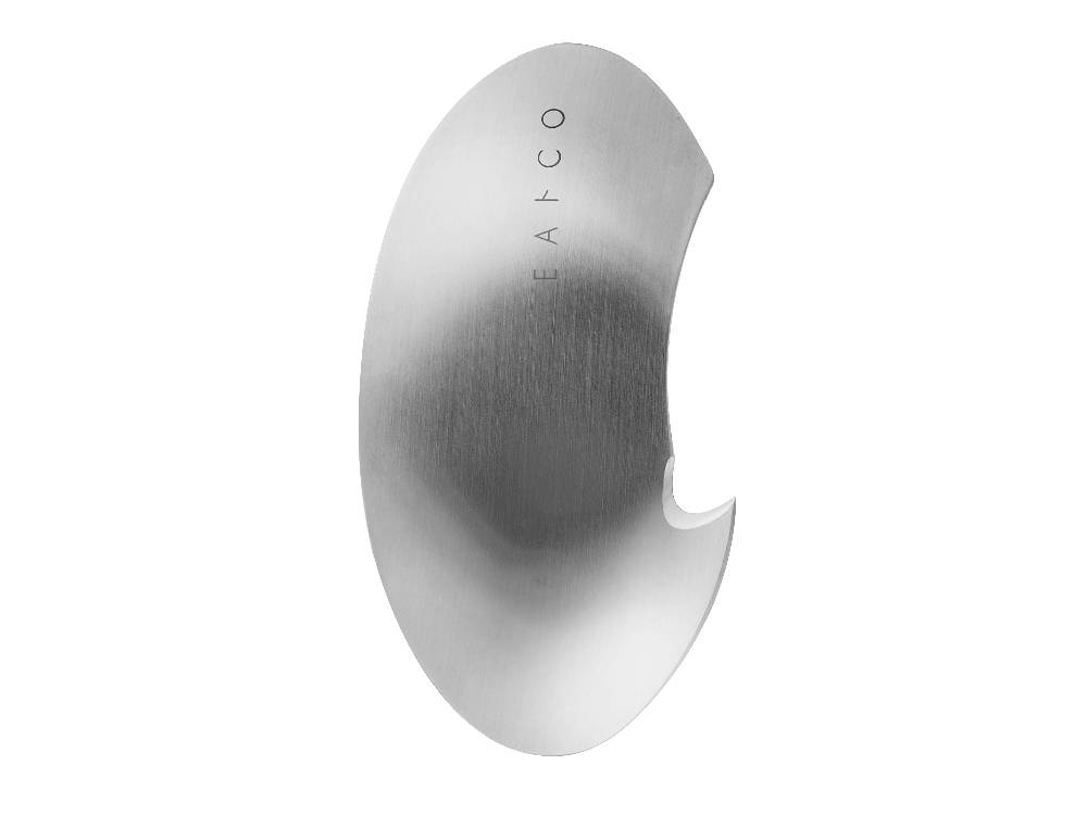 EAトCOムク、ステンレス製の銀色キッチン用品。サイズは全幅47mm×全長88mm×高さ10mm、重量約30gで食洗機対応。