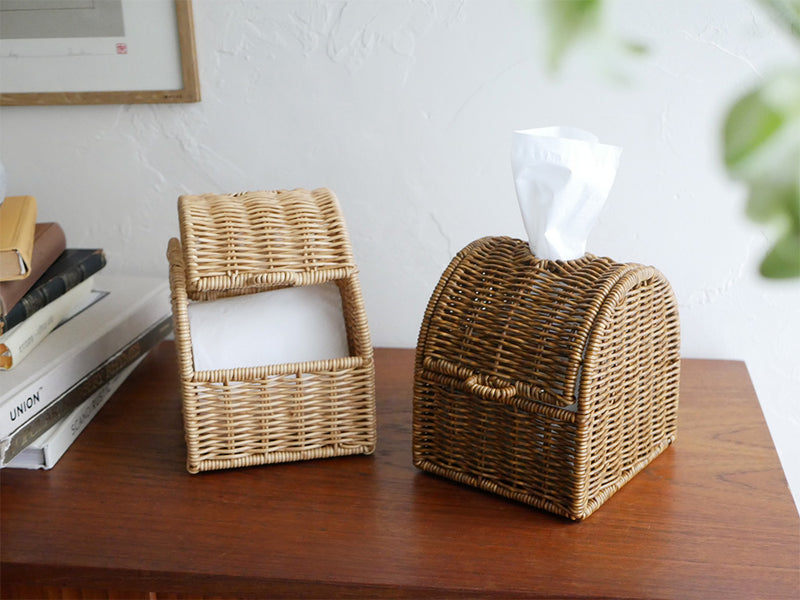 クレエ ユティル洗えるコンパクトティッシュケースが籐製バスケット内に配置され、アイアン製のナプキンホルダーと共に自然素材で整えられた家庭用収納セット