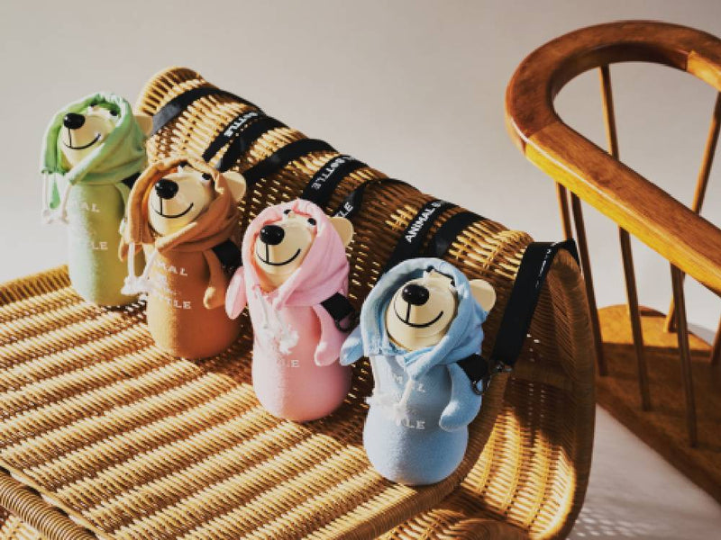 ANIMAL BOTTLE COLLEGEのサーモマグとテディベアなどのぬいぐるみがバスケットに入っているイメージ