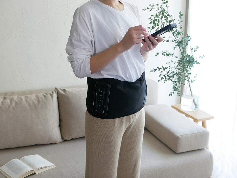 Micaco骨盤ストレッチエアーベルトが腰に巻かれ、腹部にポケットとストラップが装備されたデザイン