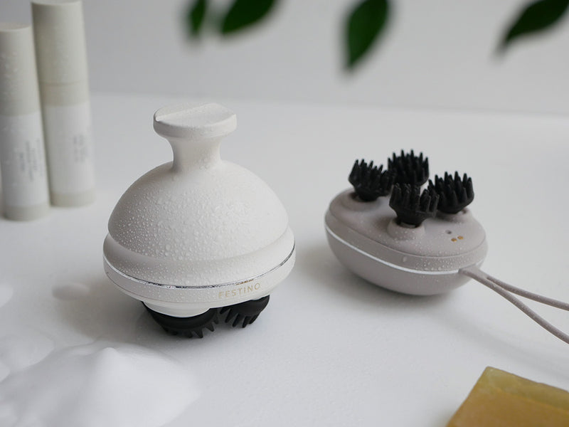 FESTINO(フェスティノ)充電式EMSヘッドスパ本体とシリコンブラシがシルバーカラーで並んでいる