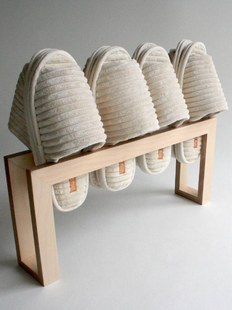 タカハシ産業のナチュラル樺プライウッド製スリッパラック。自然な木目が美しく、幅500mm×奥行100mm×高さ230mmのコンパクトなデザイン。