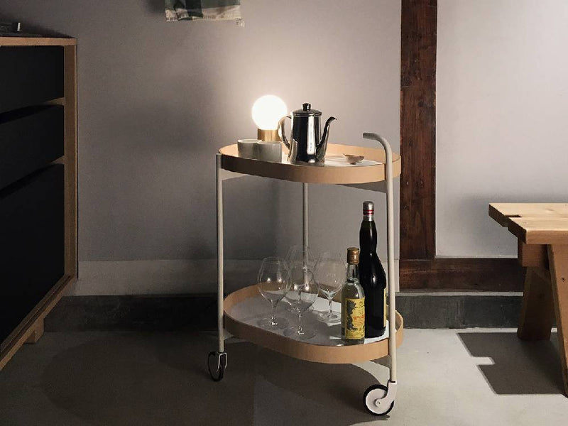 MOHEIM(モヘイム)のトロリーワゴン、白色のシナ合板とスチール製でシリンダー式車輪を備えた高さ685mmの移動可能なワゴン