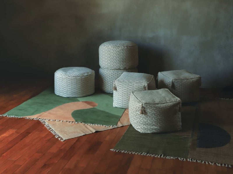 グレーのリネン混合パッチワークカバーを使用したアデペシュ フレンチリネンビーズクッション