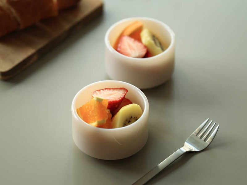 【ideaco/イデアコ】ミルクグラス製ミニボウル2点セットに新鮮なイチゴが盛り付けられたテーブルセッティング