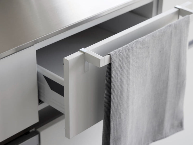 タワーの滑り落ち防止キッチンタオルハンガーバーが銀色のスチール製バスルームキャビネットの引き出しに取り付けられている様子