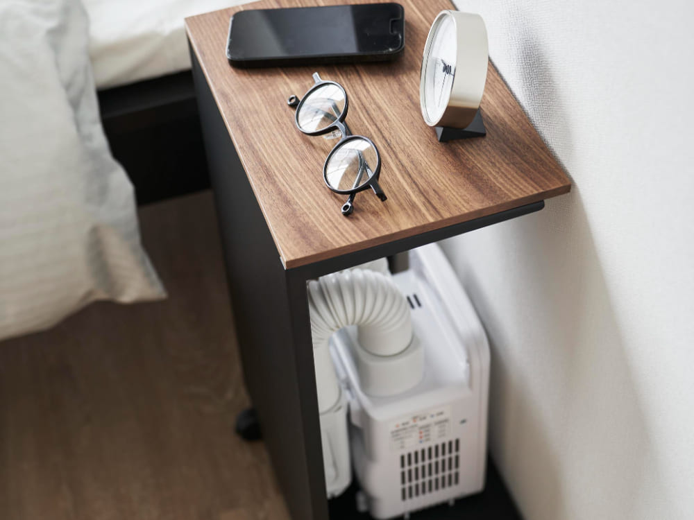 キャスター付き目隠し布団乾燥機スタンド。スチール製の本体と天然木の天板が特徴的です。