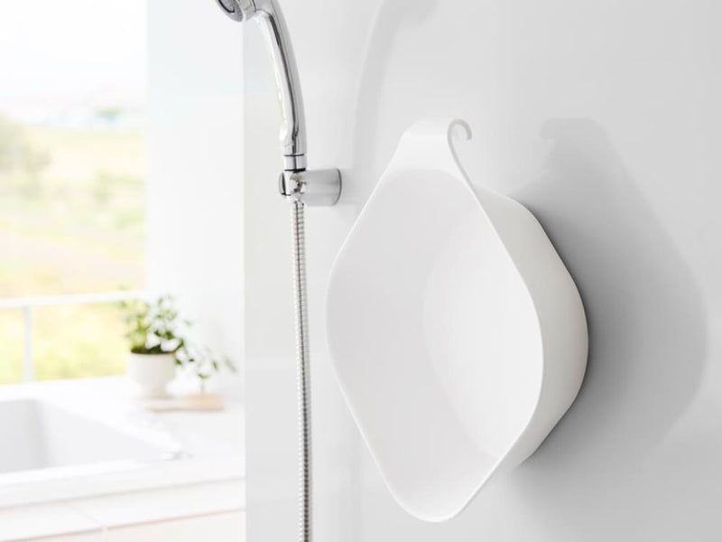 浴槽にマグネットとフックで取り付けられたタワー型浴用ポリプロピレン製湯おけ