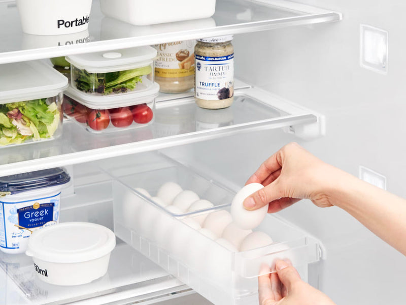 冷蔵庫の棚に置かれた【tower / タワー】中蓋付き卵ケース。14個の卵を収納可能なポリスチレン製