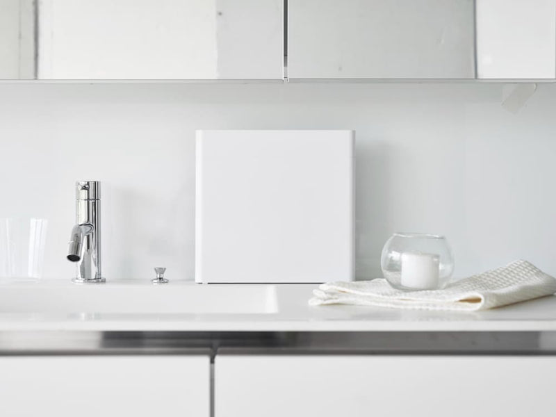 白いタワー型目隠し歯ブラシ&チューブスタンドが洗面台上に配置され、5本の歯ブラシと2本のチューブを収納している様子