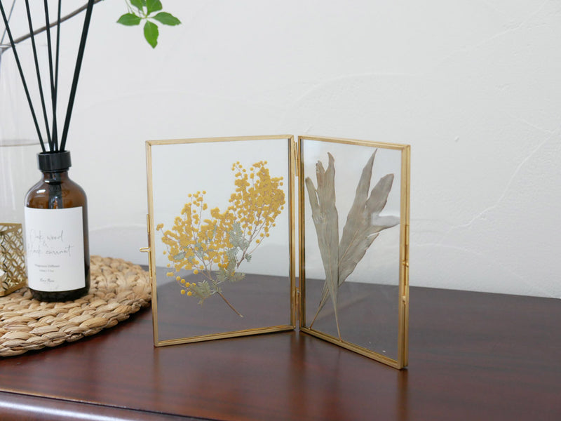 ポッシュリビングのガラスとブラス素材を使用したシングルおよびダブルサイズのフレームの写真