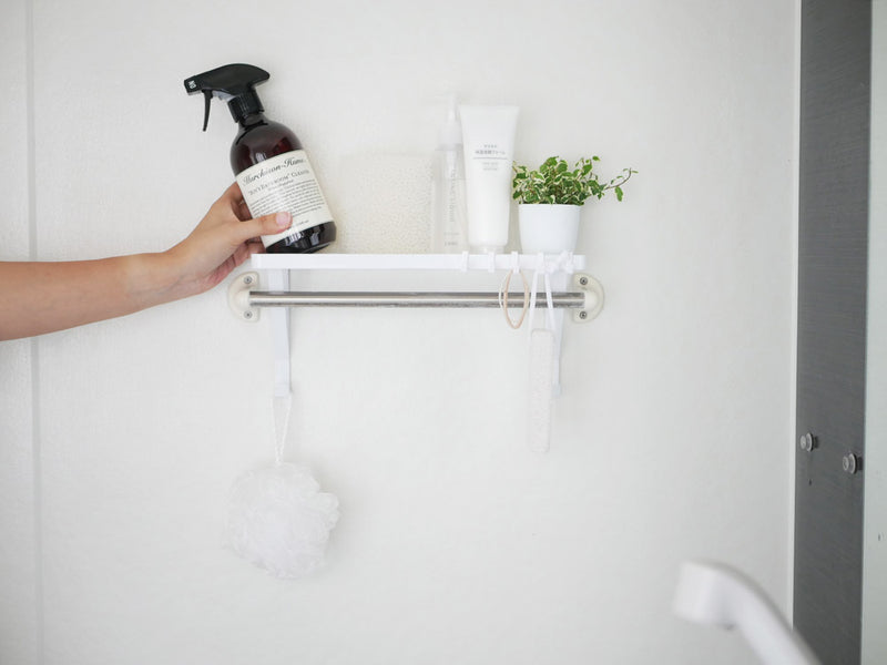 tower(YAMAZAKI)製スチールタオル掛け上ラック。幅330mm、高さ150mm、フック5つ付きでバスルームに最適。