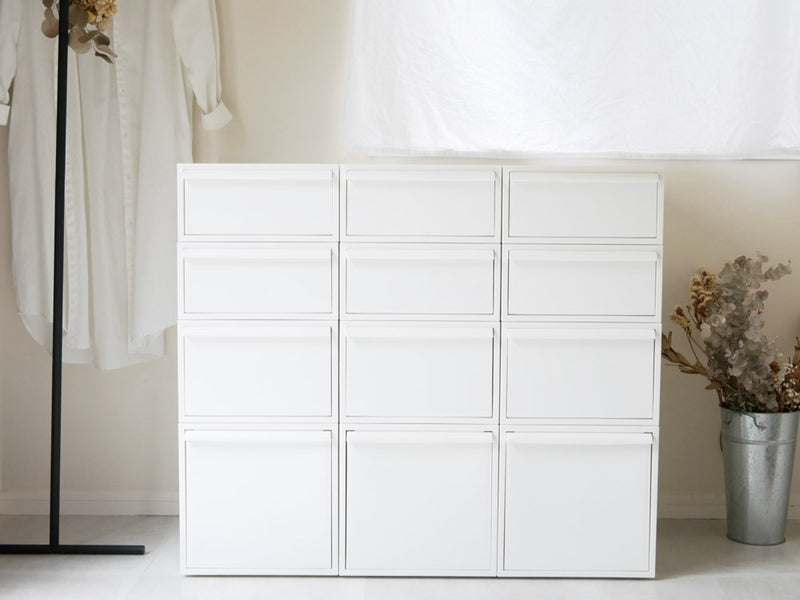 グレーの引出し付きクローゼットシステムキャビネット