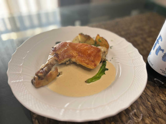 骨付き鶏モモ肉のコンフィ　きのこクリームソース