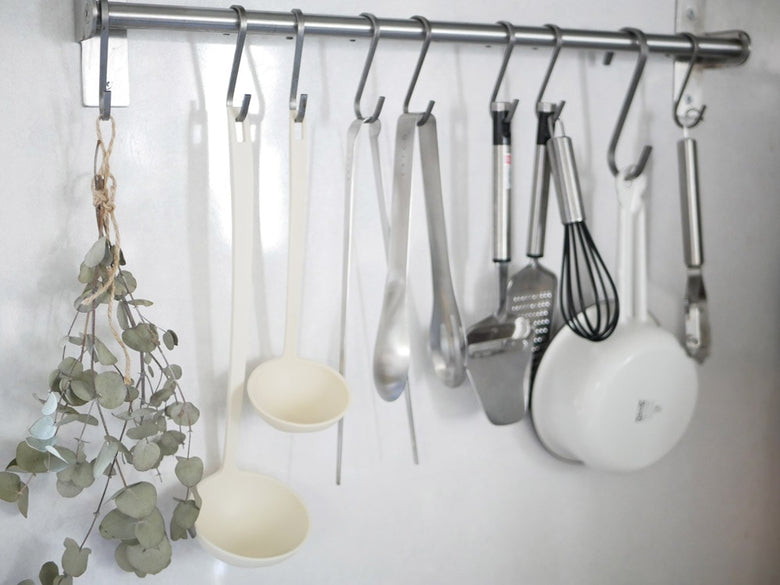 プラスディー タテオタマ 調理器具ラックにスプーンやフライ返しを収納