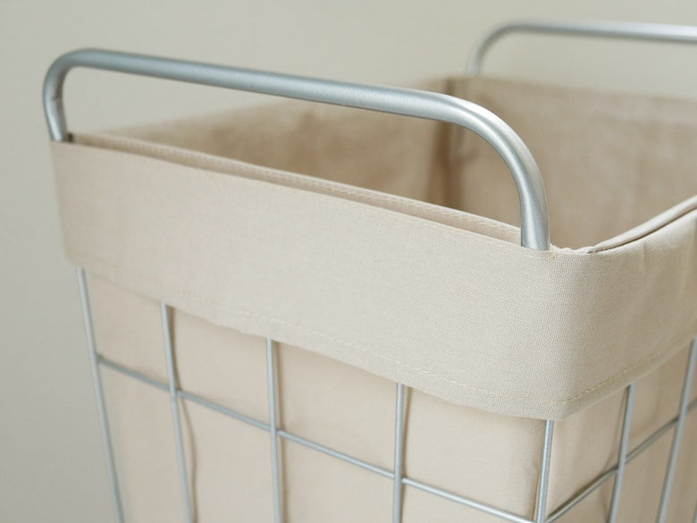 BRIDのランドリーストレージ スクエア45L。プラスチック製メッシュハンドル付きの収納バスケットが棚に置かれています。