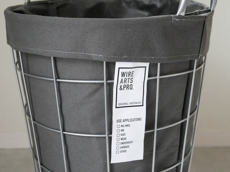 BRID製シルバーの円筒形ランドリーストレージバスケット。プラスチックとアルミニウム素材でキャスター付き