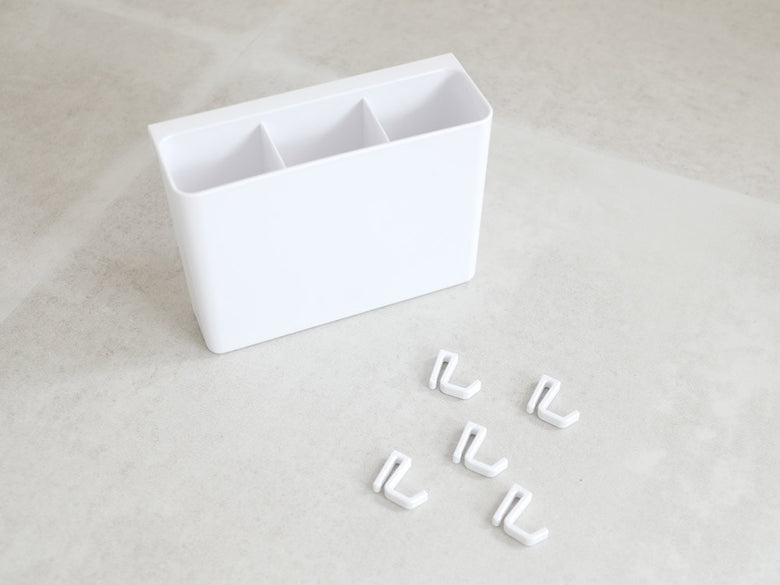 YAMAZAKI tower製スチールコンロ奥ラックがキッチンのコンロ後ろに設置されている様子