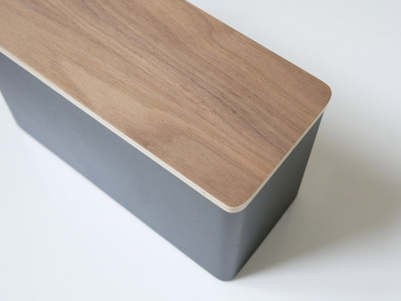 木材と銀色スチールを使用した収納ケース