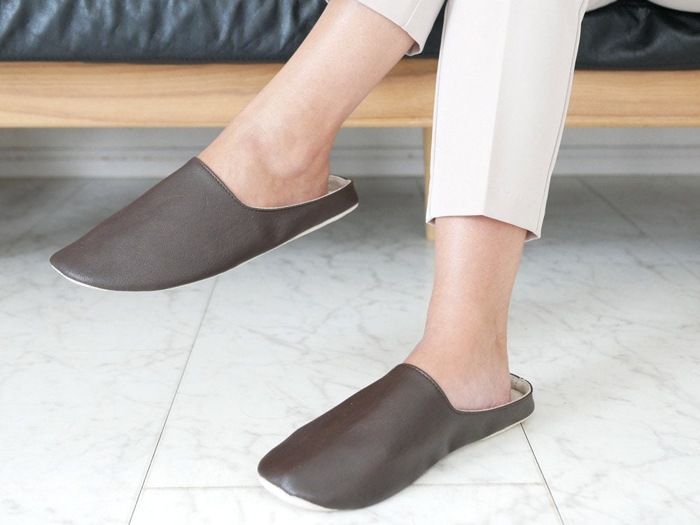 サラサデザインの白色ルームシューズ、合成皮革製で快適なプレーンステッチスリッパ