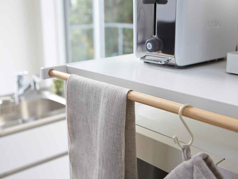 YAMAZAKIタワー製ゴミ箱上ラック。スチール本体と天然木ハンガーバーを組み合わせたキッチン用収納棚、幅55cm×奥行45cm×高さ130cm