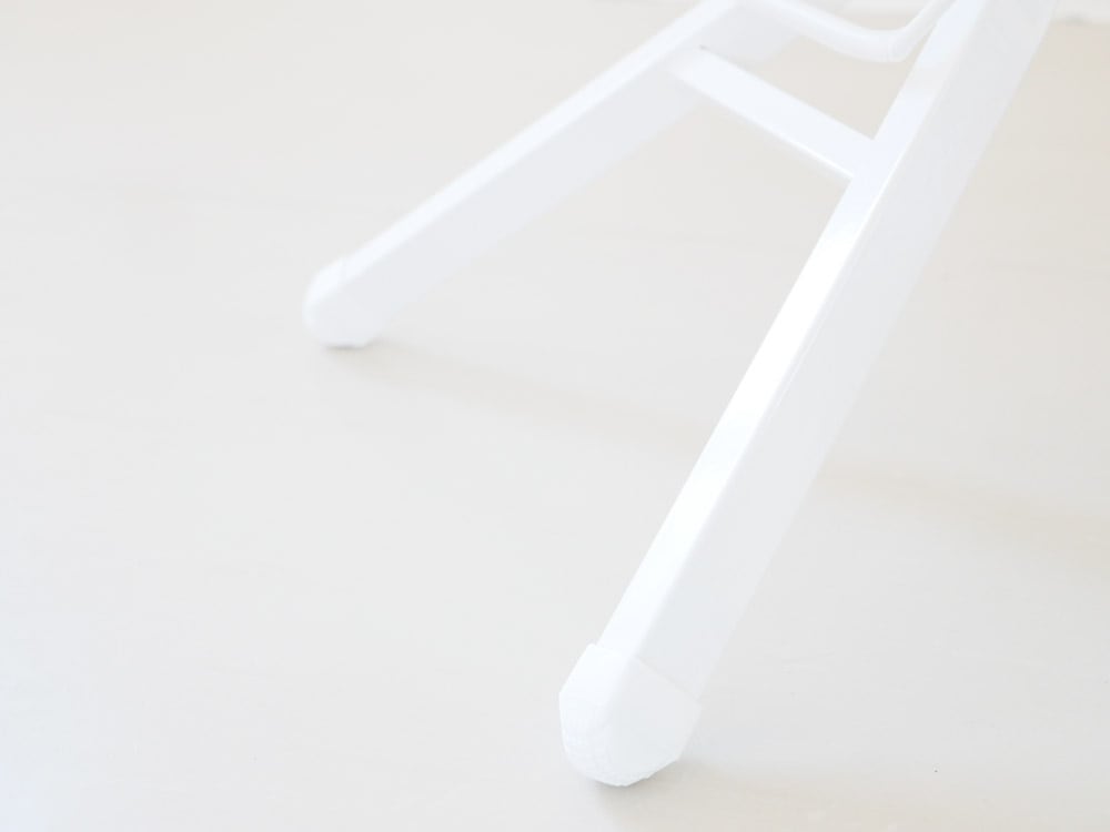 YAMAZAKI/toscaブランドのスタンド式アイロン台。幅117cm、高さ調整可能なスチール製で、麻と綿の表面布を使用しています。