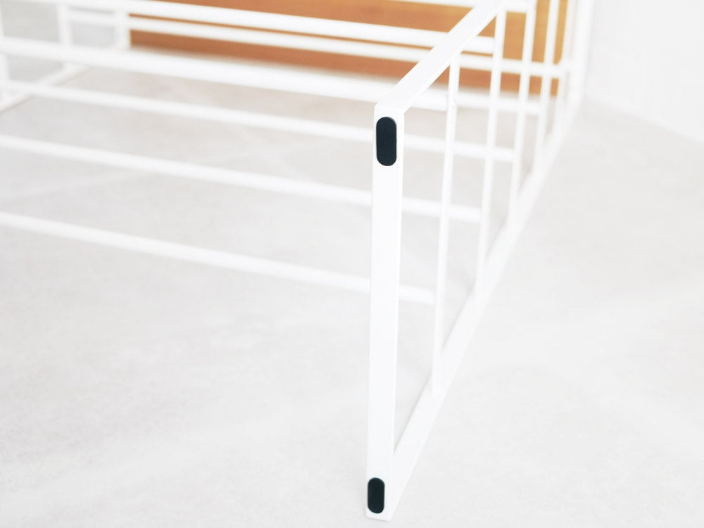 YAMAZAKI/tower製天板付きシューズラック。幅66cm×奥行25cm×高さ87cmのスチールと天然木素材を使用した組み立て式収納家具。