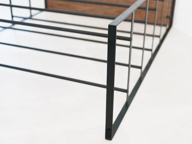 スチールと木材で作られた天板付きシューズラック