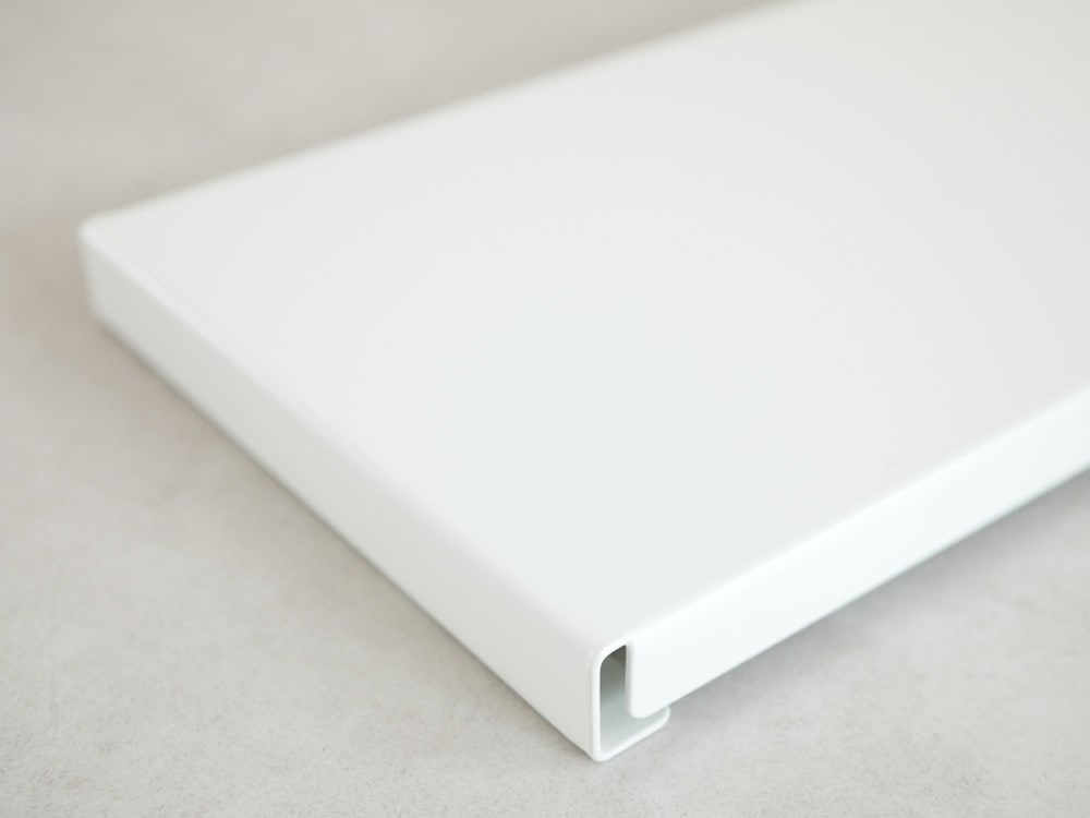 灰色と銀色のYAMAZAKI洗濯機用防水パン上ラック