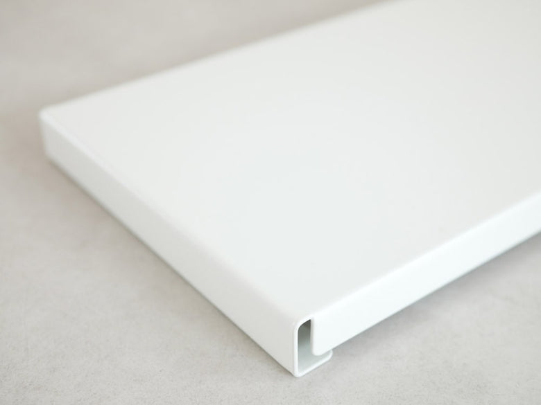 灰色と銀色のYAMAZAKI洗濯機用防水パン上ラック